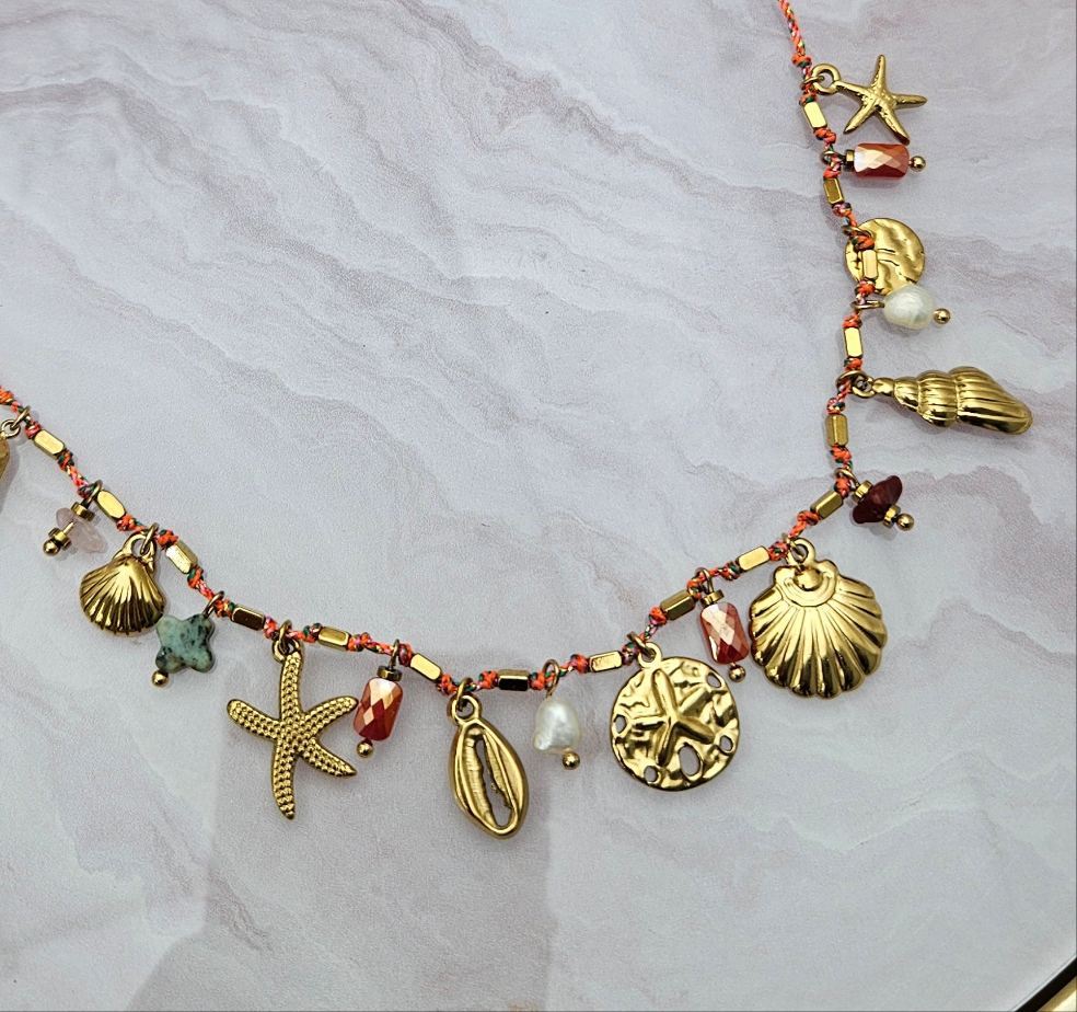 Collar verso dorado